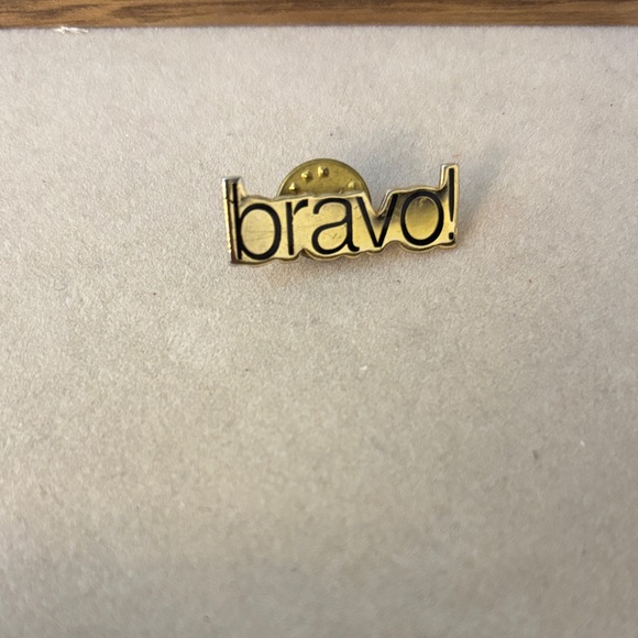 Jewelry - Gold‎ Bravo Pin